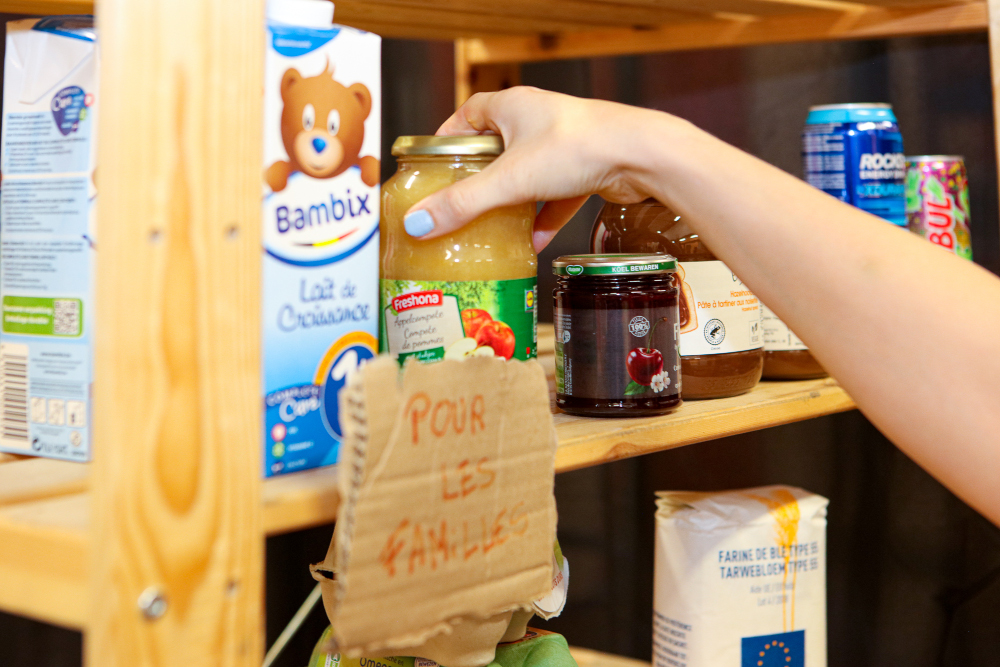 Feed the culture récupère des invendus alimentaires dans des supermarchés de la région Bruxelloise chaque semaine puis les trie et les redistribue aux précaires de la culture.